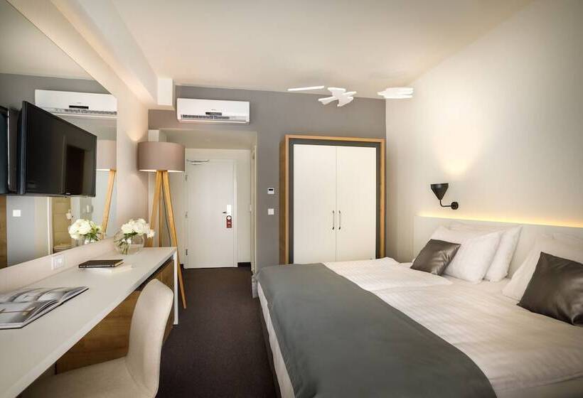 اتاق سوپریور با چشم‌انداز دریا و بالکن, Remisens Hotel Albatros All Inclusive