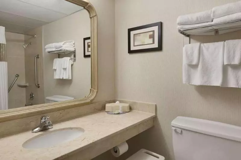 キングサイズベッドのスタンダードルーム, Travelodge Hotel By Wyndham Vancouver Airport