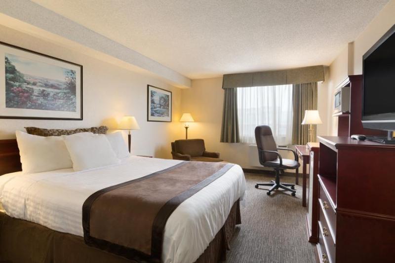 キングサイズベッドのスタンダードルーム, Travelodge Hotel By Wyndham Vancouver Airport