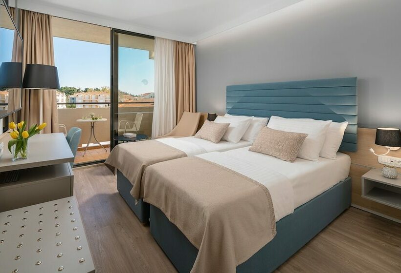 اتاق سوپریور با چشم‌انداز جانبی دریا, Valamar Meteor