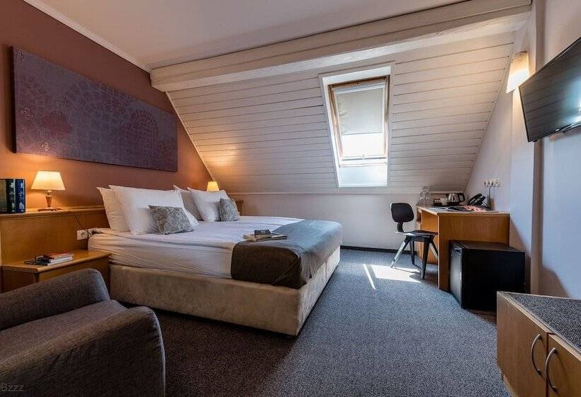 اتاق راحتی, Mrak Superior