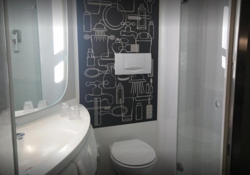Standard Room, Ibis Schiphol Amsterdam Airport