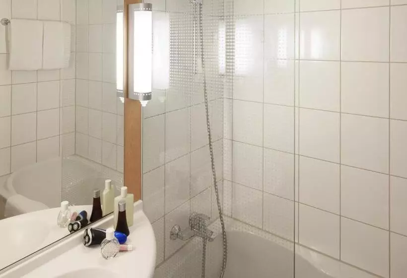 Standard Quadruple Room, Ibis Schiphol Amsterdam Airport