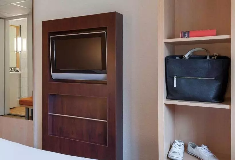 Standard Quadruple Room, Ibis Schiphol Amsterdam Airport