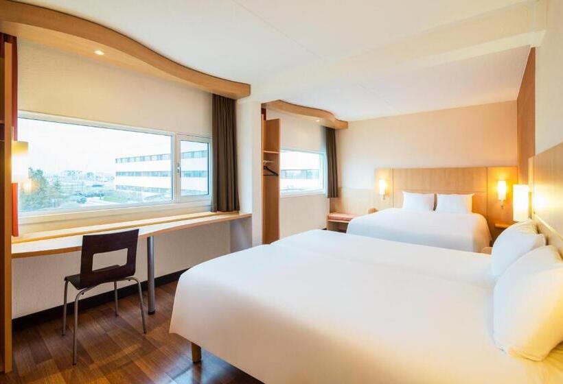 Standard Quadruple Room, Ibis Schiphol Amsterdam Airport