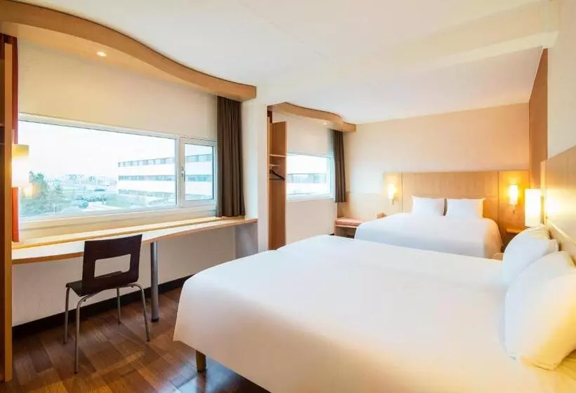 Standard Quadruple Room, Ibis Schiphol Amsterdam Airport
