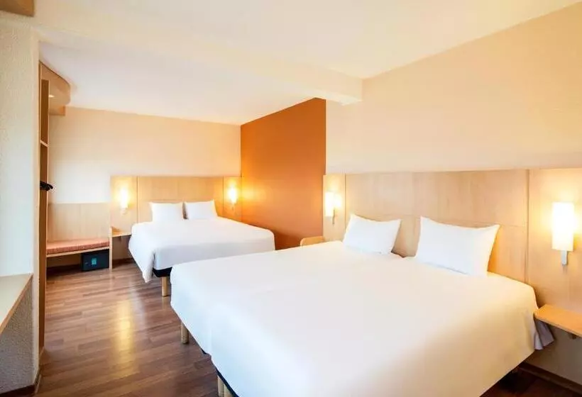 Standard Quadruple Room, Ibis Schiphol Amsterdam Airport