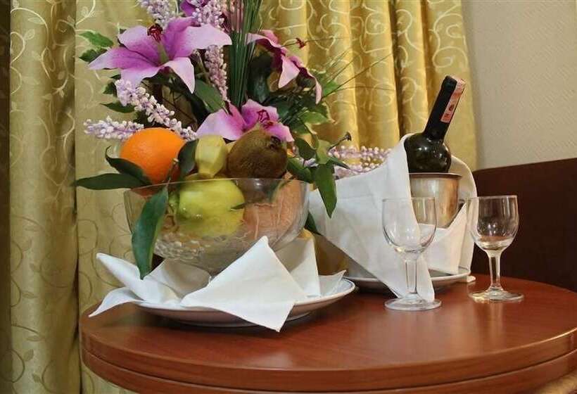 اتاق استاندارد سه نفره, Inci