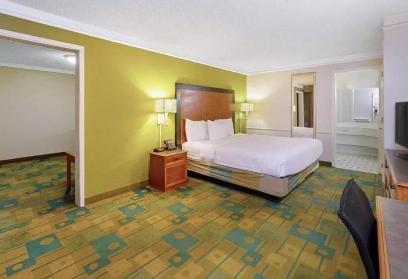 キングサイズベッドのデラックススイート, La Quinta Inn By Wyndham Phoenix North