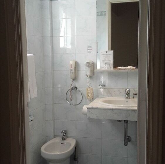 Economy Triple Room, Lafayette