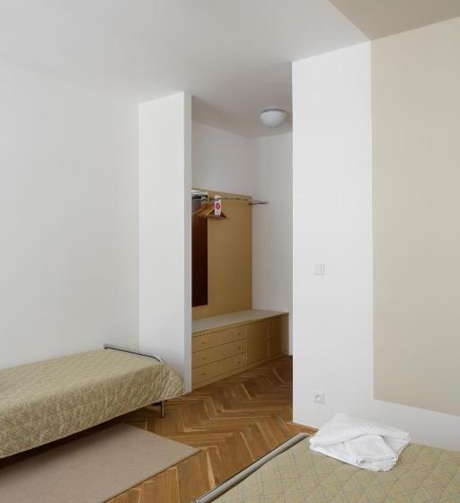 اتاق استاندارد سه نفره, Axa