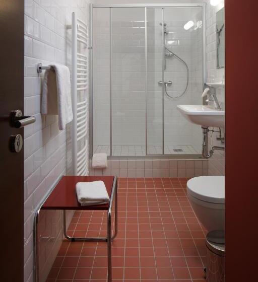 اتاق استاندارد سه نفره, Axa