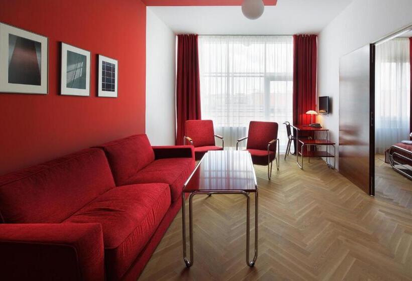 سوییت خانوادگی, Axa