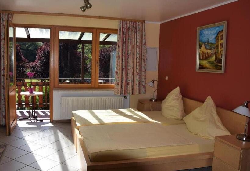 标准工作室带阳台, Camping De L'our Appartements