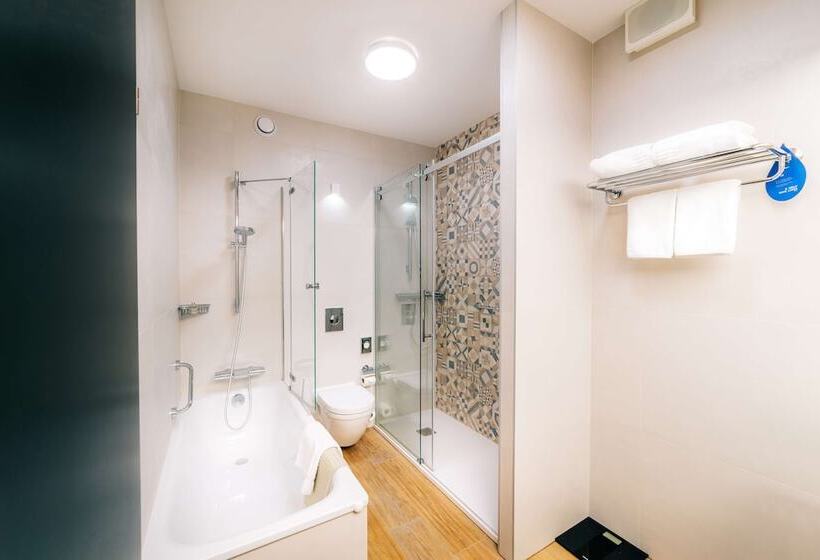 جناح جونيور, Radisson Blu , Szczecin