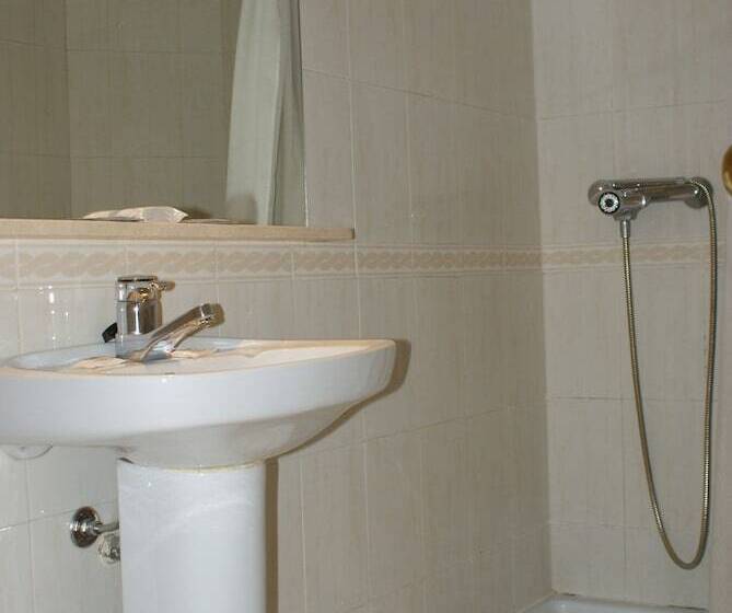 Camera Tripla Standard, Sant Jordi by Alegria