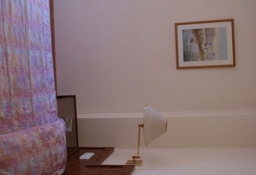 Camera Tripla Standard, Sant Jordi by Alegria