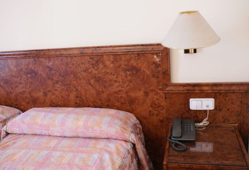 Camera Tripla Standard, Sant Jordi by Alegria