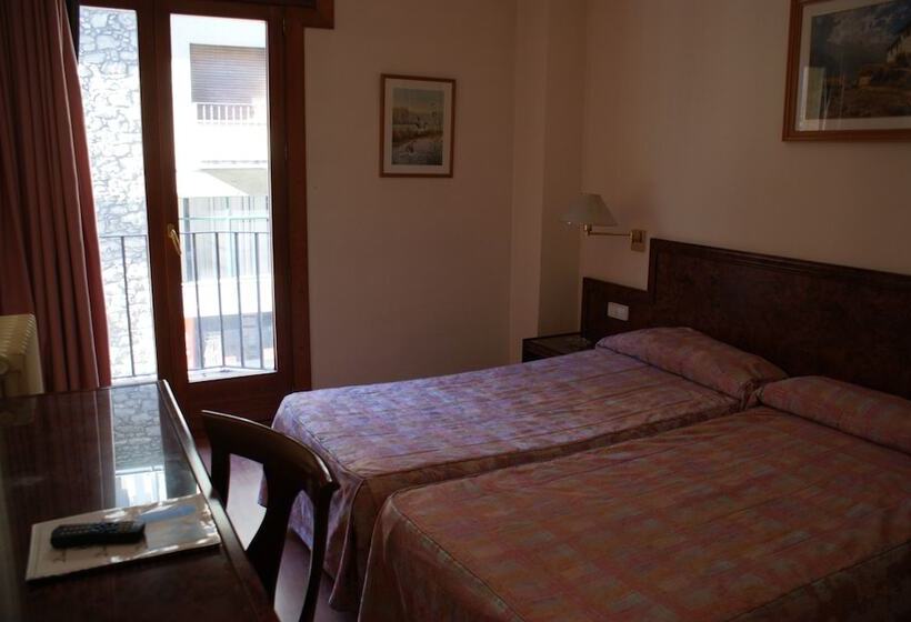 Camera Tripla Standard, Sant Jordi by Alegria