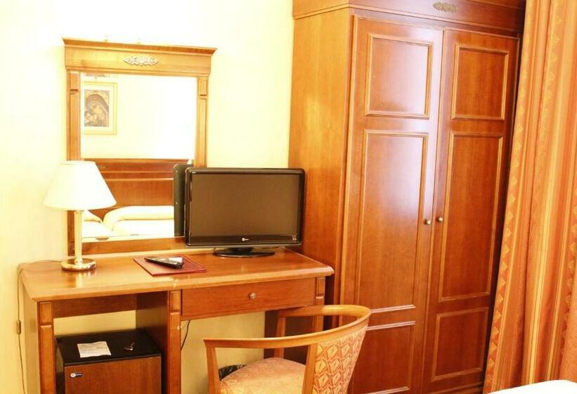 غرفة قياسية ثلاثية, Torino