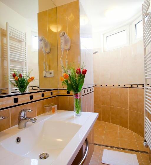 Quarto Estandar, Anna