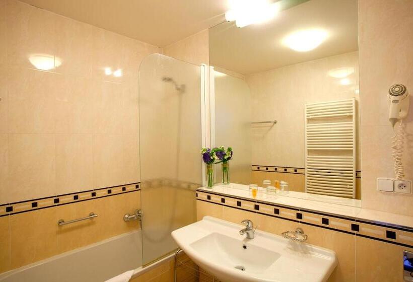 Quarto Estandar, Anna