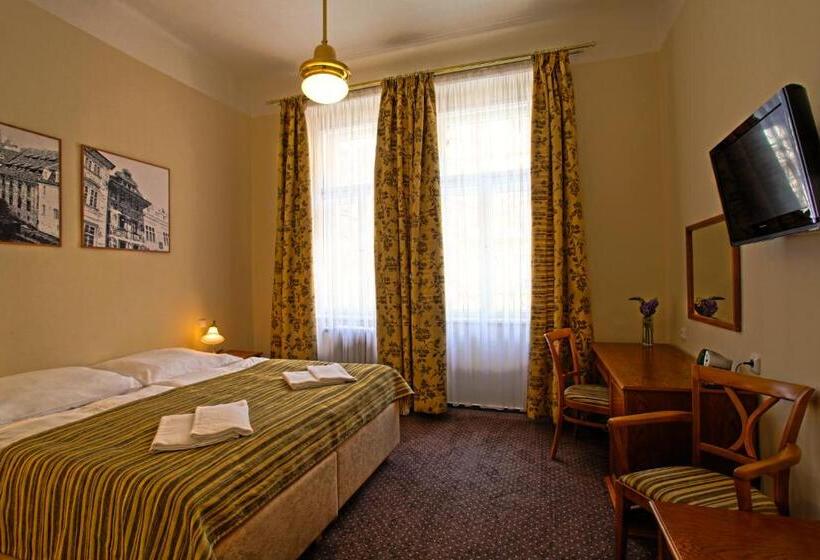 Quarto Estandar, Anna