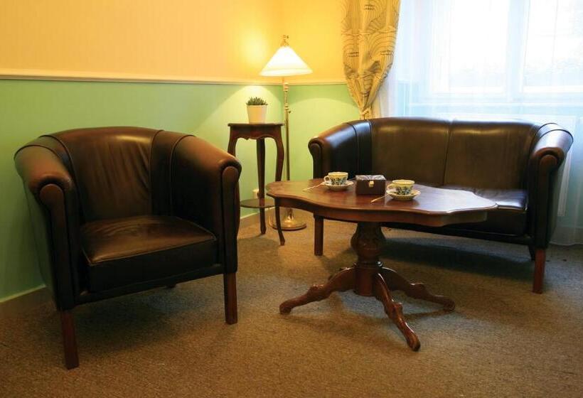 Quarto Triplo Estandar, Anna