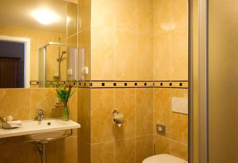 Quarto Triplo Estandar, Anna