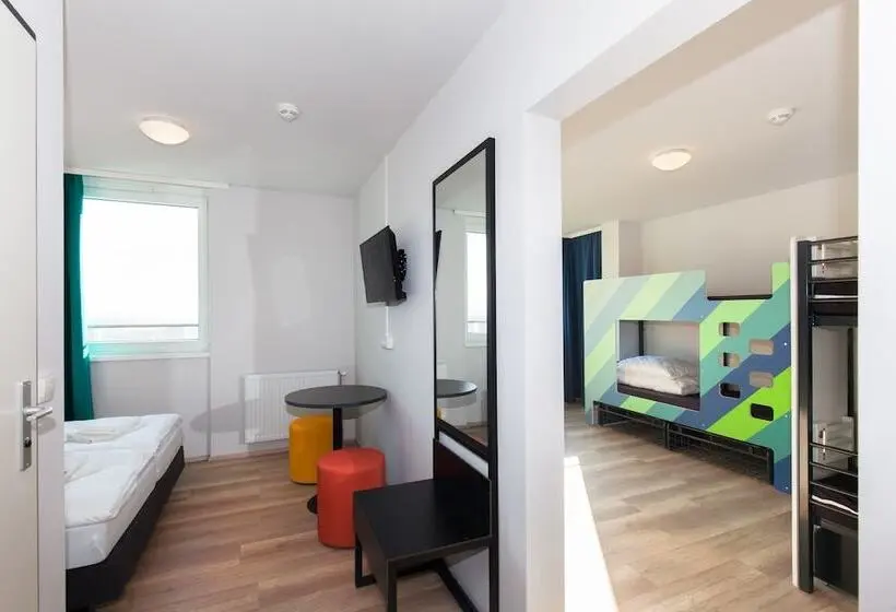 اتاق خانوادگی, a&o Prague Rhea