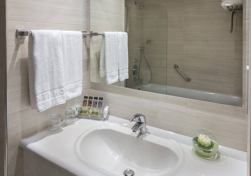 Номер Стандарт Вид на Бассейн, Avanti