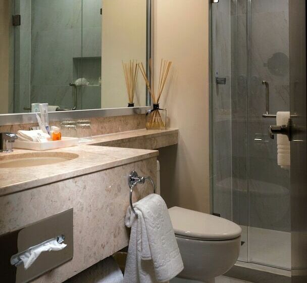 חדר דלוקס, Krystal Monterrey