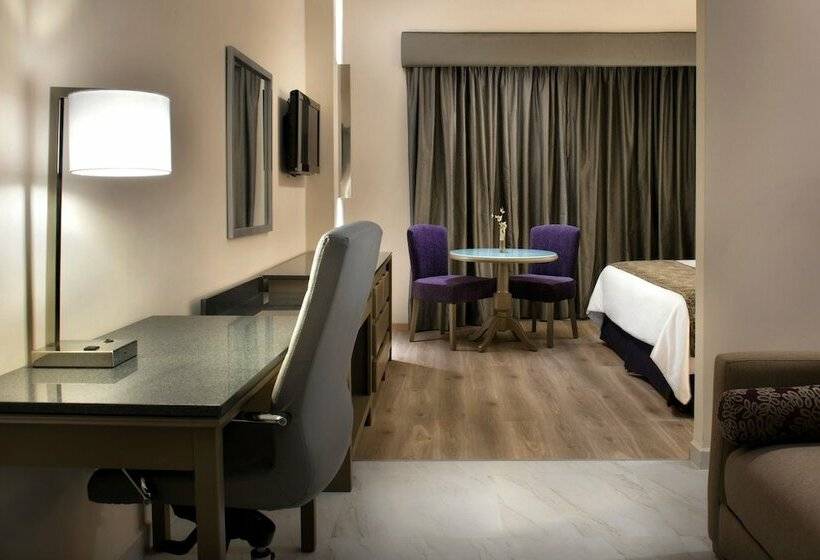 חדר דלוקס, Krystal Monterrey