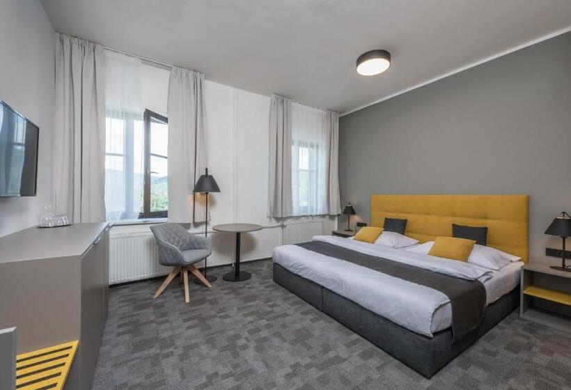 标准三人间, Praha