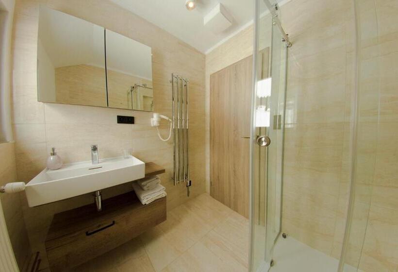 标准三人间, Praha