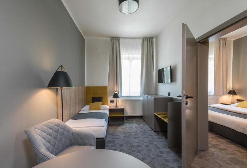 标准三人间, Praha