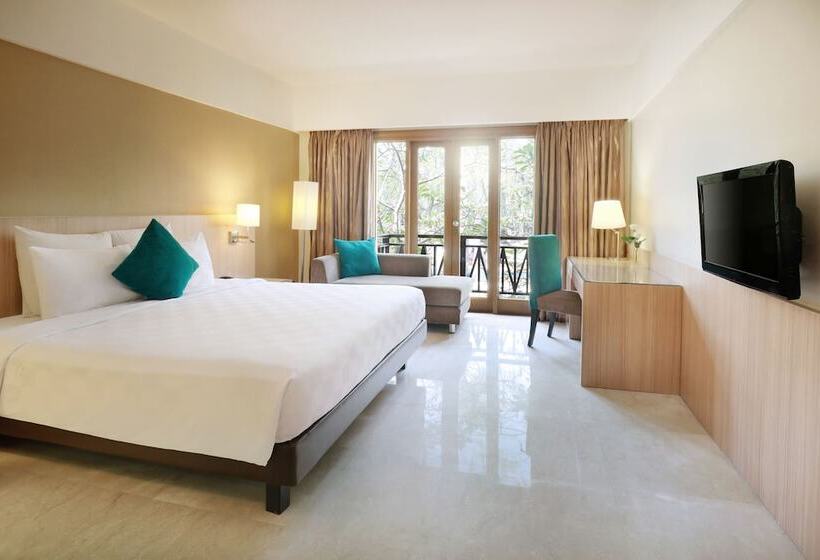 اتاق سوپریور با چشم‌انداز استخر, Grand Tropic Suites Hotel Surabaya