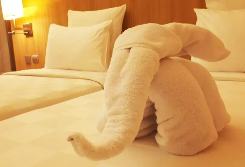 プールの見えるスーペリアルーム, Grand Tropic Suites Hotel Surabaya