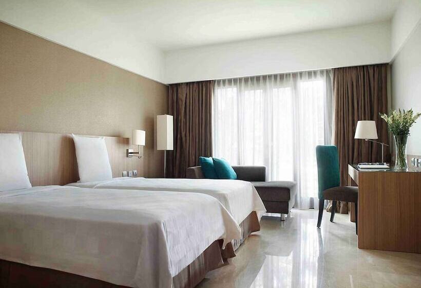 غرفة سوبيريور مطلة على حمام السباحة, Grand Tropic Suites Hotel Surabaya
