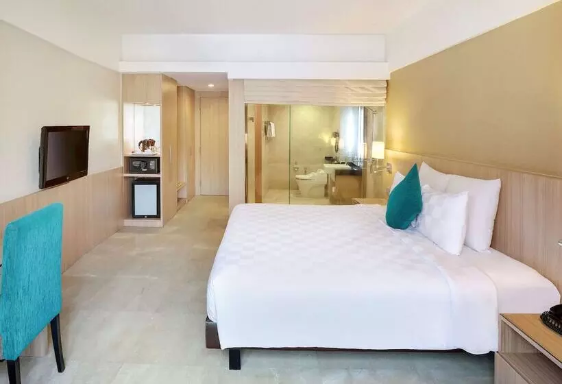 プールの見えるスーペリアルーム, Grand Tropic Suites Hotel Surabaya