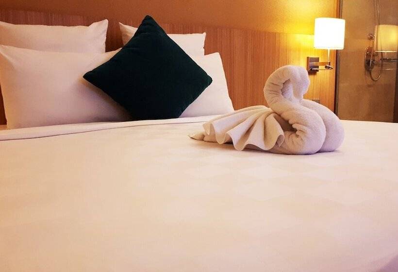 غرفة سوبيريور مطلة على حمام السباحة, Grand Tropic Suites Hotel Surabaya