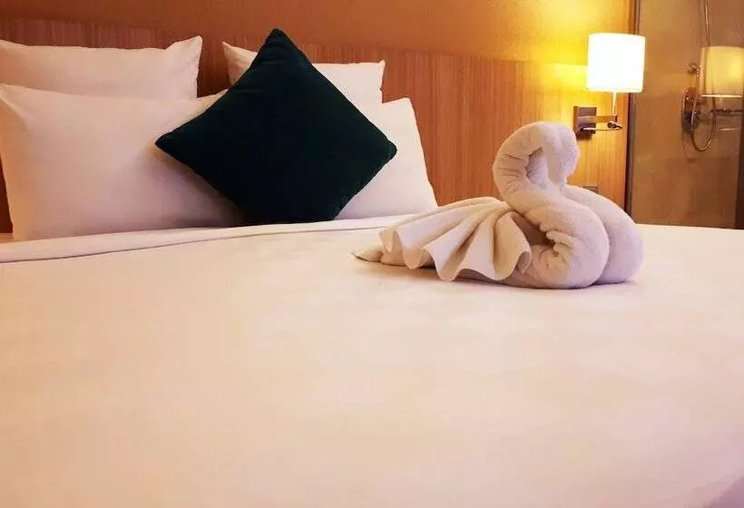 プールの見えるスーペリアルーム, Grand Tropic Suites Hotel Surabaya