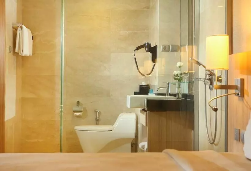 プールの見えるスーペリアルーム, Grand Tropic Suites Hotel Surabaya
