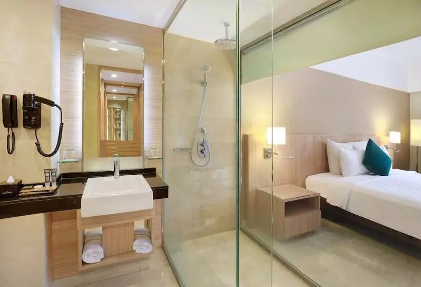 プールの見えるスーペリアルーム, Grand Tropic Suites Hotel Surabaya