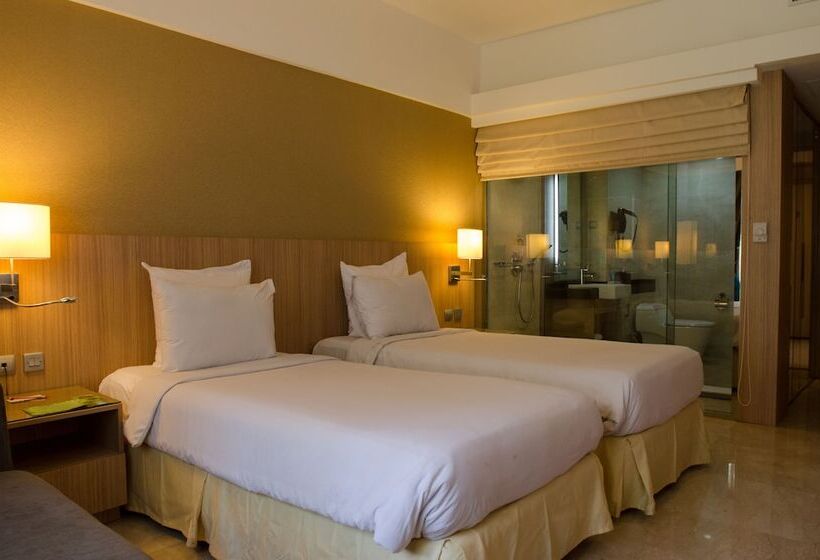 اتاق سوپریور با چشم‌انداز استخر, Grand Tropic Suites Hotel Surabaya