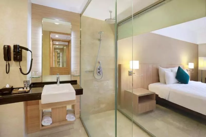プールの見えるスーペリアルーム, Grand Tropic Suites Hotel Surabaya