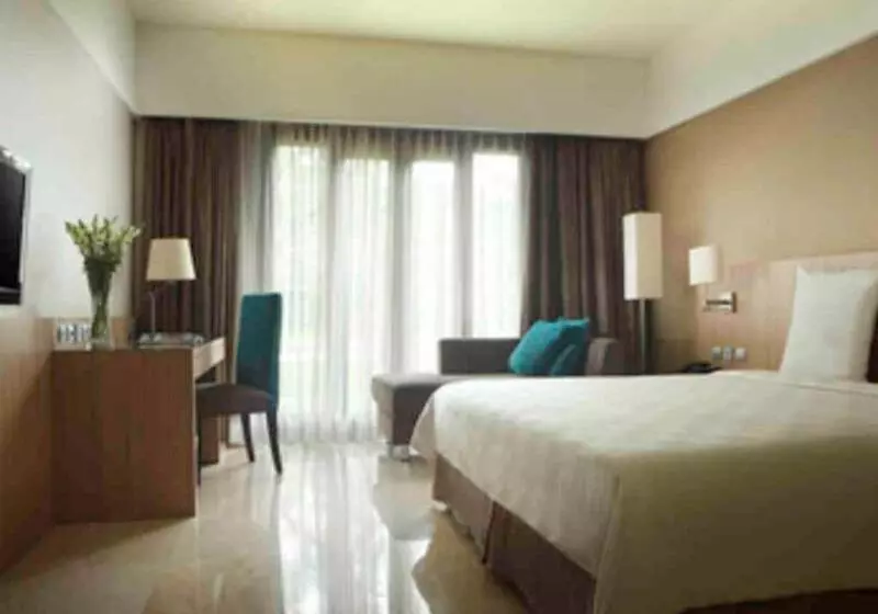 プールの見えるスーペリアルーム, Grand Tropic Suites Hotel Surabaya