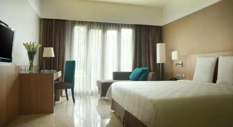 プールの見えるスーペリアルーム, Grand Tropic Suites Hotel Surabaya