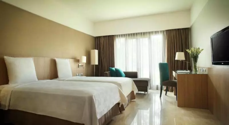 プールの見えるスーペリアルーム, Grand Tropic Suites Hotel Surabaya
