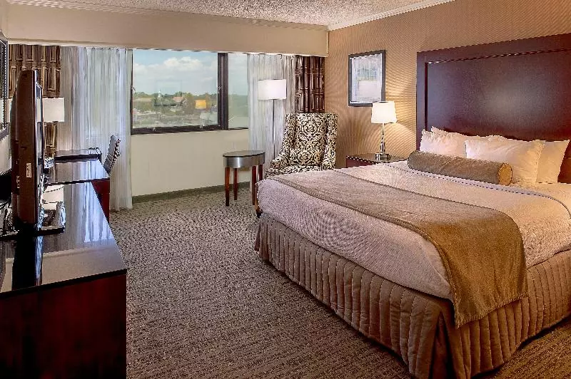 اتاق اجرایی با تخت بزرگ, Crowne Plaza Hotel St. Louis Airport, An Ihg